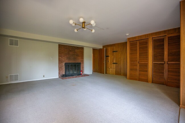 Building Photo - Mid Century 3 Bedroom Home Available Now i...