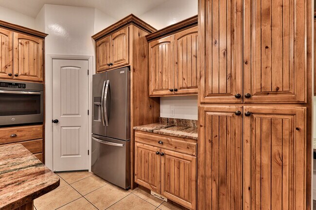 Building Photo - 2478 E Springs Dr