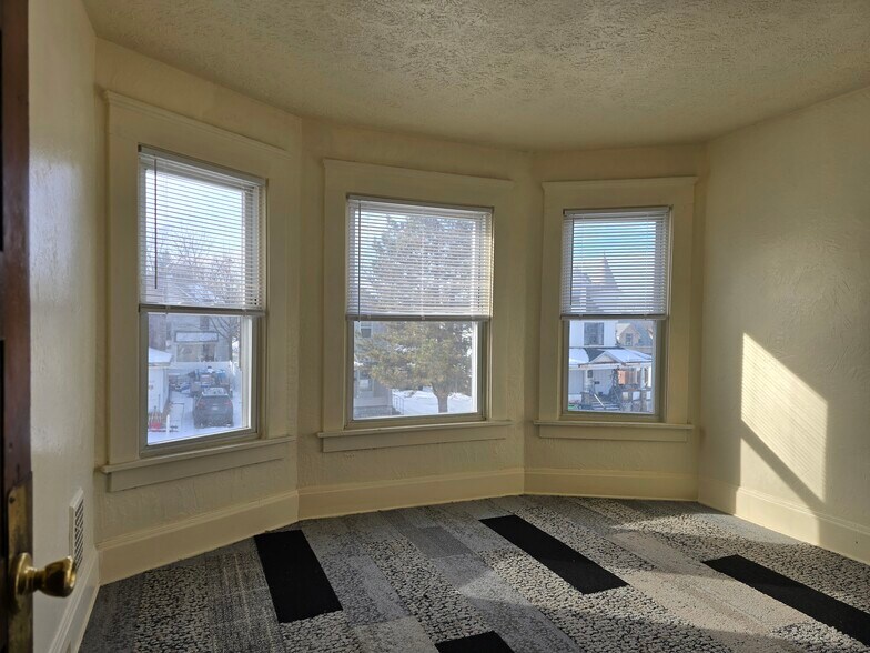 Building Photo - 1134 S Linden Ave