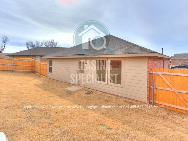 Building Photo - MOVE IN SPECIAL on This Spacious 3 Bed 2 B...