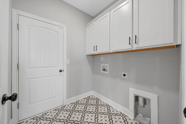 Building Photo - Pet Friendly Four Bedroom with Bonus!