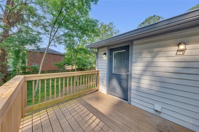 Building Photo - 845 Oak St NW