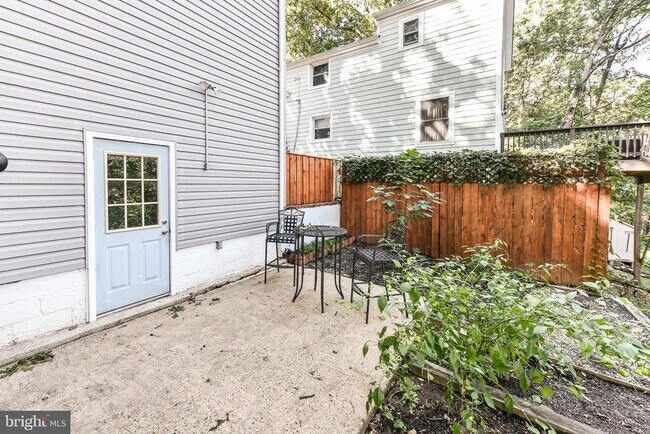 Building Photo - 1028 S Edison St