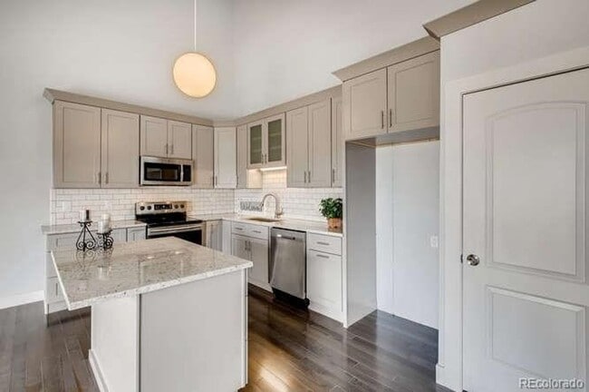 Building Photo - Beautifully Remodeled 3 bedroom Townhome in the Pinery.