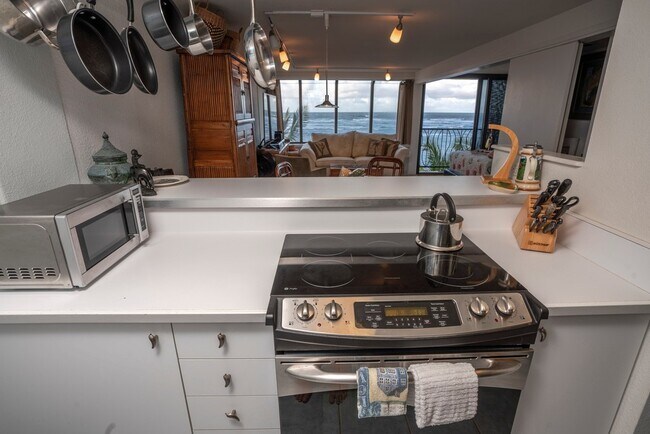 Building Photo - BEACH FRONT 2/2/1pkg, furnished condo on Waialua's O'ahu's North Shore