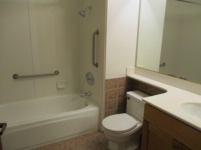 Building Photo - The Boardwalk in La Jolla 2 bdr 2 bath 3 floor!