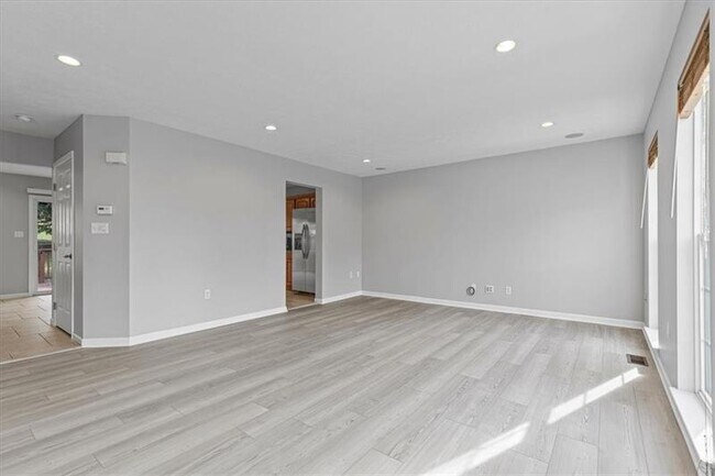Building Photo - 700 Bush Dr