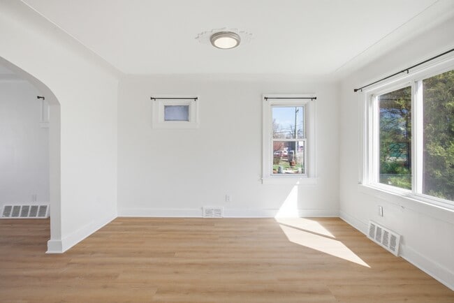 Building Photo - 41 W George Ave