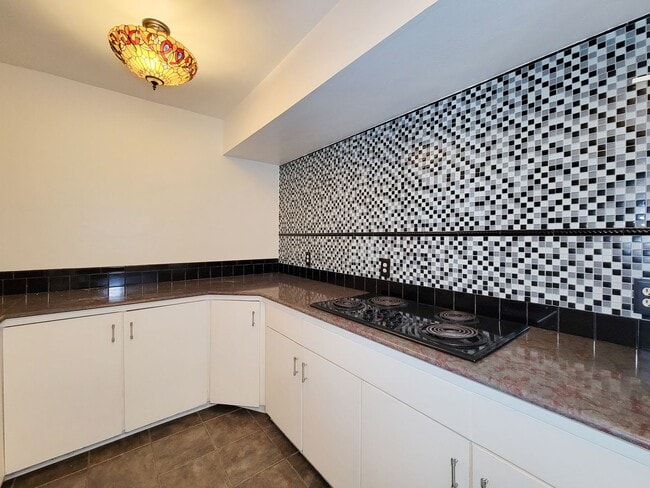 Building Photo - Stylish Townhouse in Prime Location – Walk...
