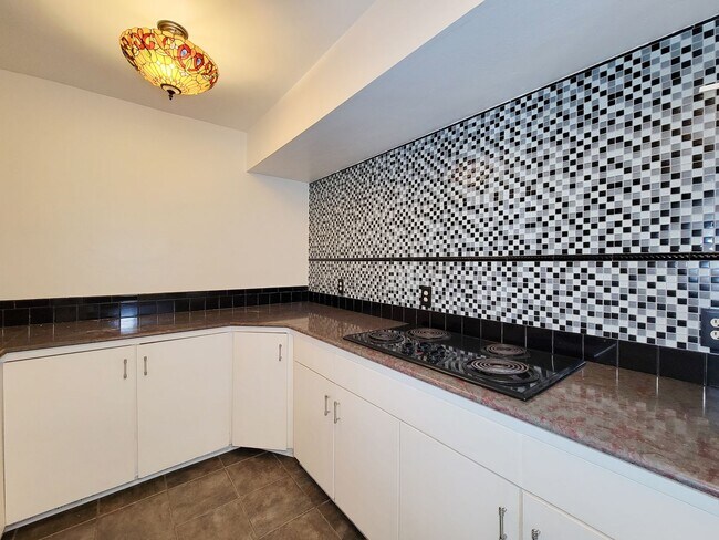 Building Photo - Stylish Townhouse in Prime Location – Walk to Whole Foods, Shops & Dining!