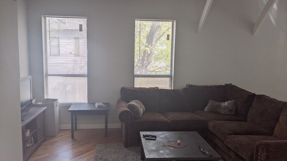 Primary Photo - 2825 N Sheffield Ave