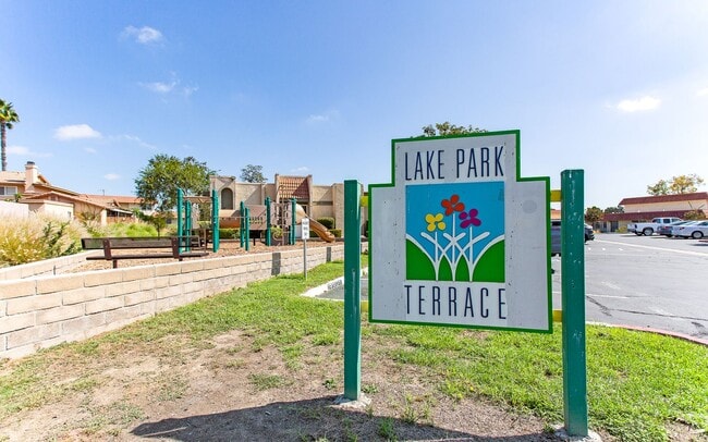 Building Photo - Great 2 BD Home in the Lake Park Terrace C...