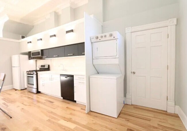 Building Photo - 1316 W Erie St