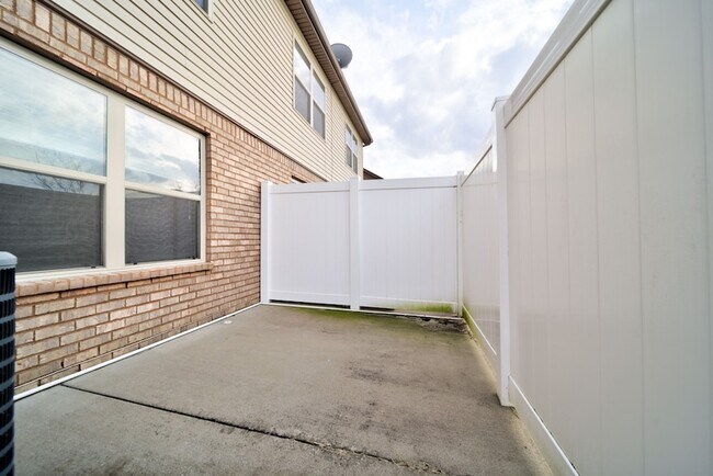 Building Photo - 226 Saxony Way