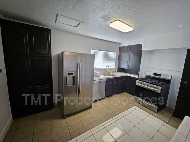 Building Photo - 908 S Sinclair Ave