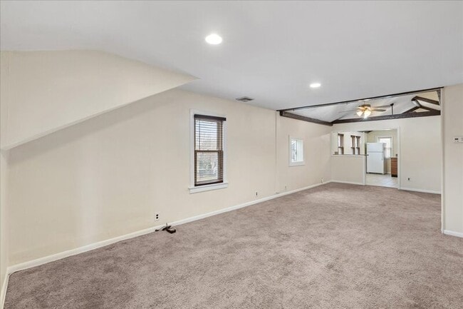 Building Photo - 127 E Pine St