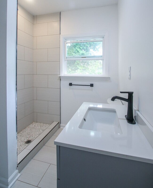 Building Photo - Spacious 4 Bedroom, 2.5 Bath Home in Savan...