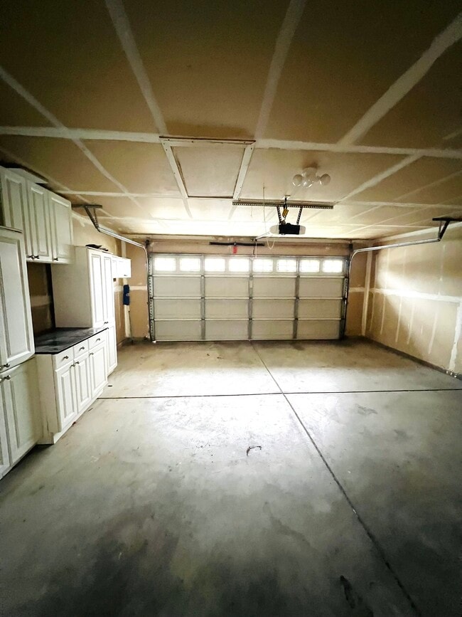 Building Photo - 575 W Cinnamon Ave