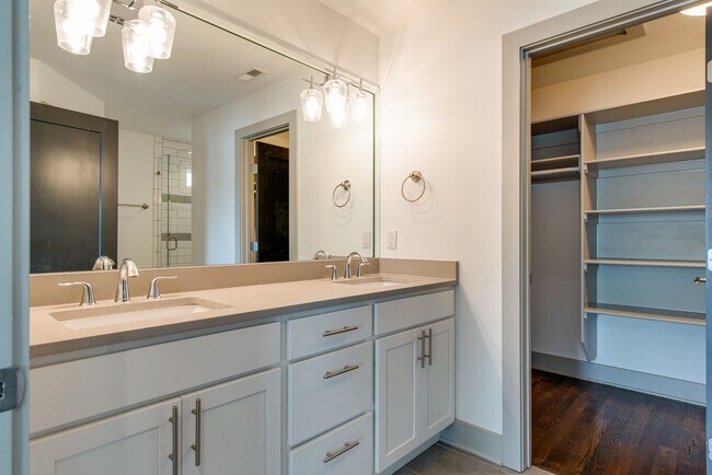Building Photo - 336 Vivelle Ave