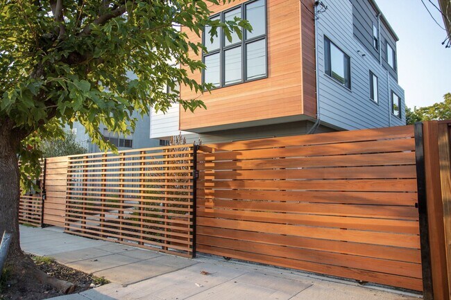 Building Photo - 848 32nd St