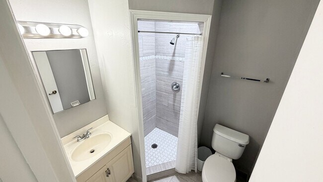 Building Photo - Timeless Charm Meets Modern Living — A 2BD/2BA Casselberry Gem You’ll Fall In Love With! WASHER &...