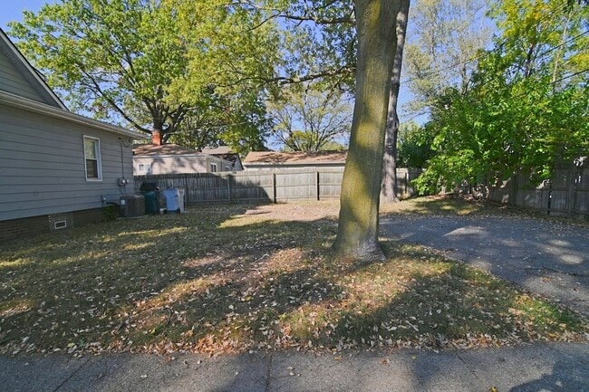 Building Photo - 23304 Cayuga Ave