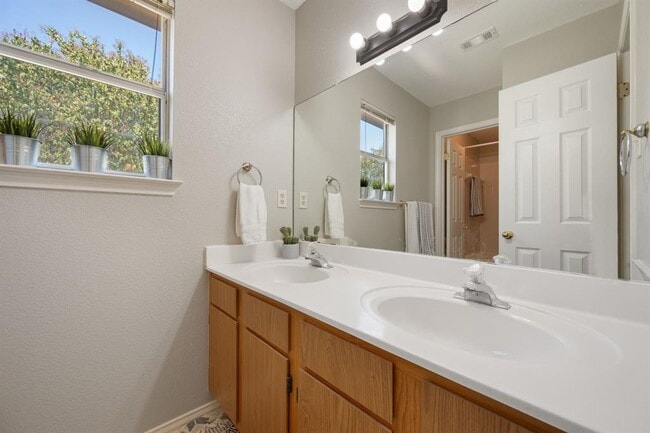 Building Photo - 1807 Lion-Heart Dr