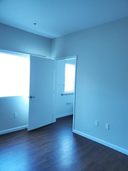 Building Photo - 2209 E 8th St