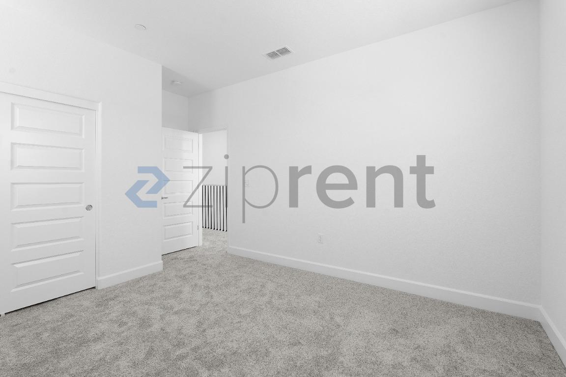 Building Photo - Unit