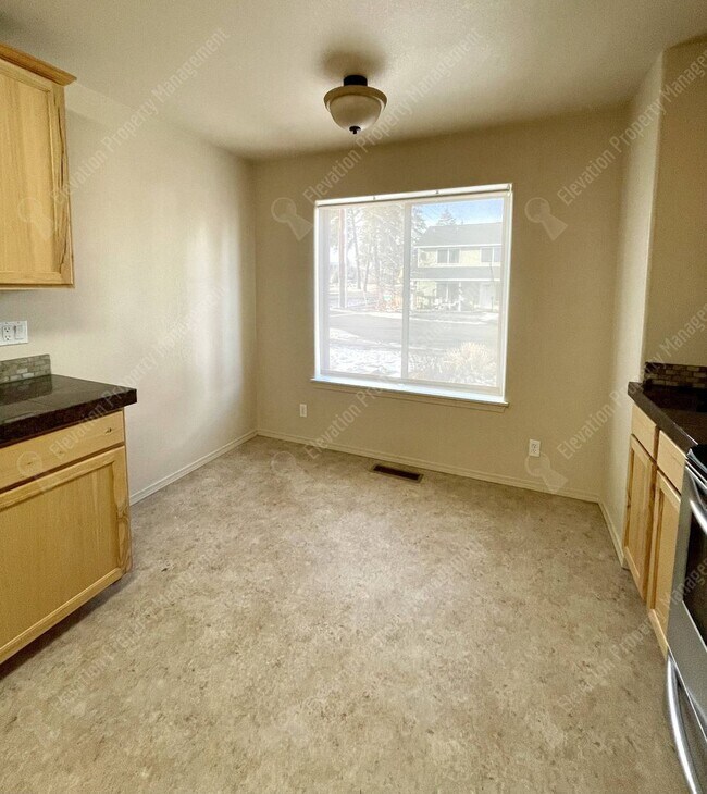 Building Photo - Charming 3-bedroom in heart of Sisters