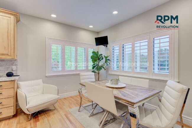Building Photo - "Spacious Elegance: Stunning 6-Bedroom Ret...
