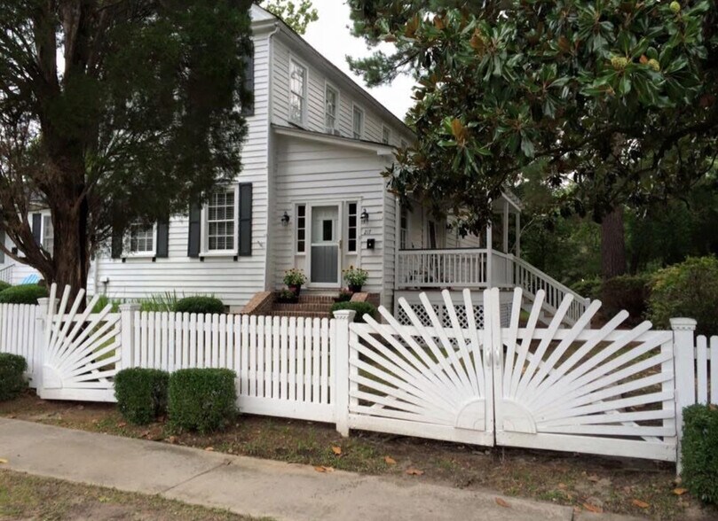 Building Photo - 217 E Richardson Ave