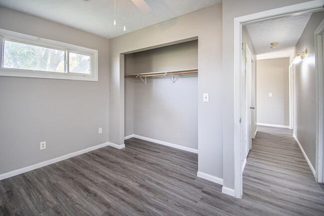 Building Photo - 1220 Hillcrest Dr