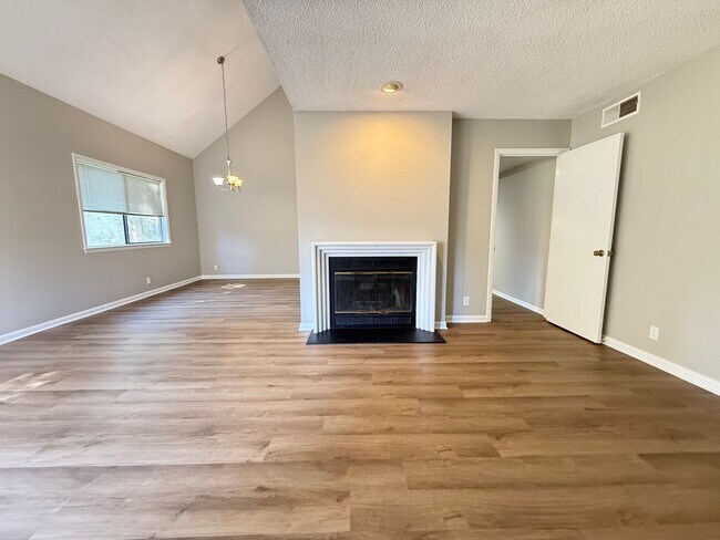 Building Photo - Bellevue!  2 Bedroom / 2 Bath House w/ Loft!  Renovated - Pet Friendly