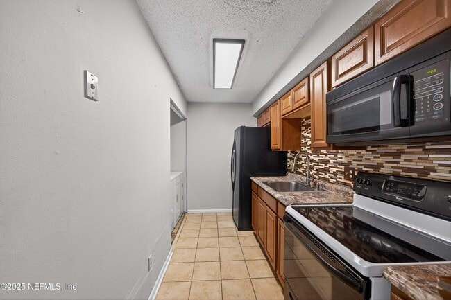 Building Photo - 10711 Whispering Woods Pl