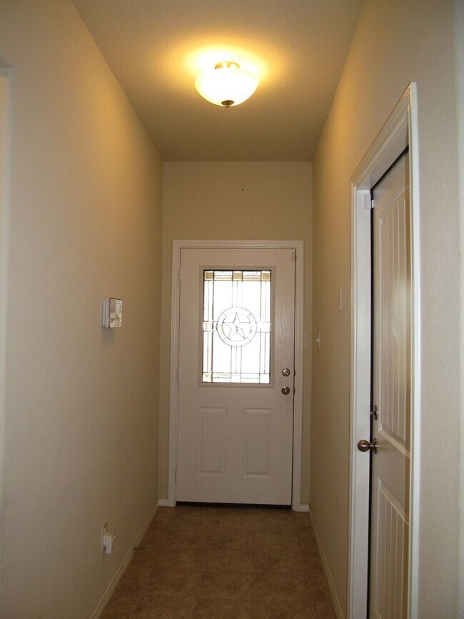 Building Photo - 3 BEDROOM NEAR STILLHOUSE HOLLOW LAKE