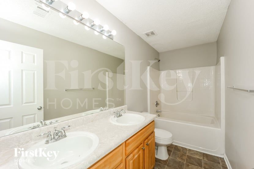 Building Photo - 6222 Hickory Ln Cir