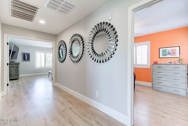 Building Photo - Luxurious 5BR Home in Award-Winning Power ...