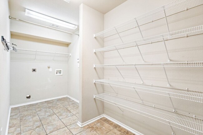 Building Photo - 4 Bedroom/2.5 Bath Wildhorse Subdivision