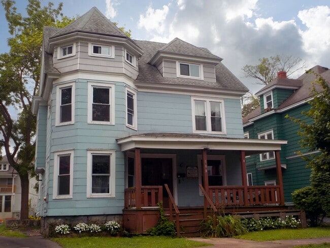Primary Photo - Spacious 5 Bed/2 Bath Single Family Home W...