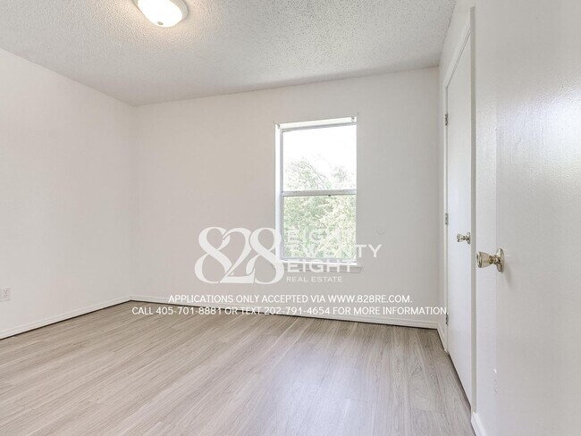 Building Photo - AVAILABLE NOW! 2 bed/1 bath Apartment at W...