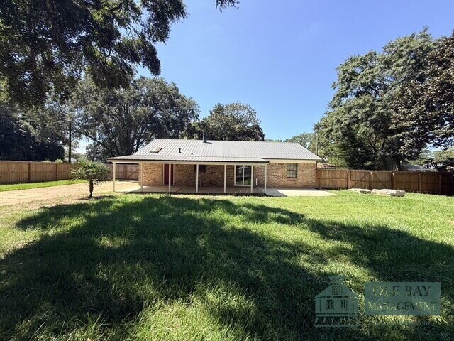 Building Photo - Granite counter tops, stainless steel appliances, luxury primary suite, and a large, fenced yard....
