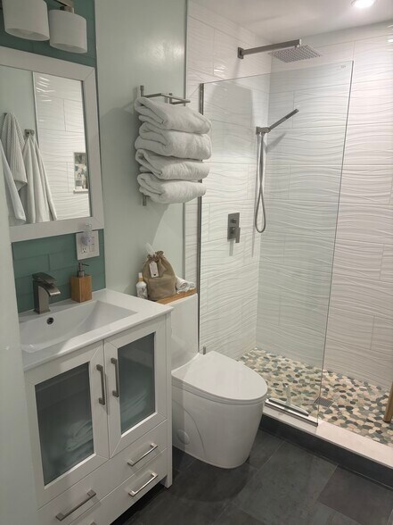 Spa Bat - 3203 NE 5th St
