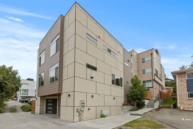 Building Photo - Unique West Seattle Townhome with Air Cond...