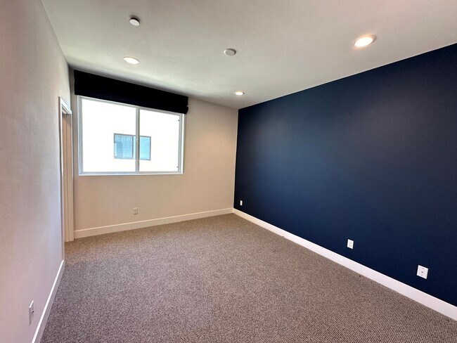 Building Photo - Fantastic 3 Story Townhome - 2 bedrooms - ...