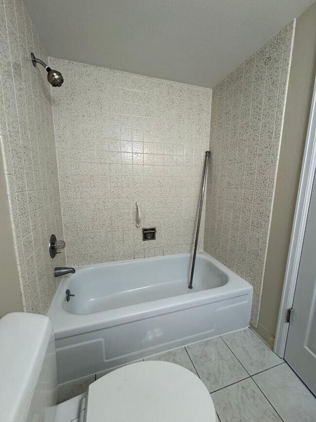 Building Photo - 625 Manhattan Pl