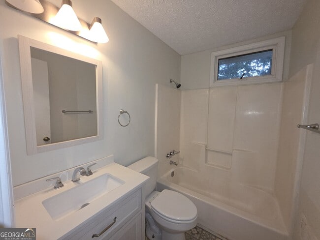 Building Photo - 3973 Woodland Cir SE