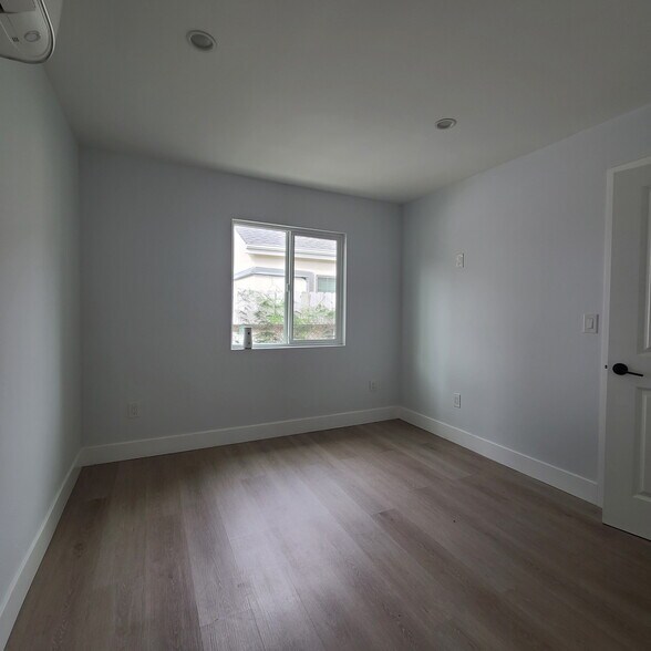 Building Photo - 8151 Hazeltine Ave