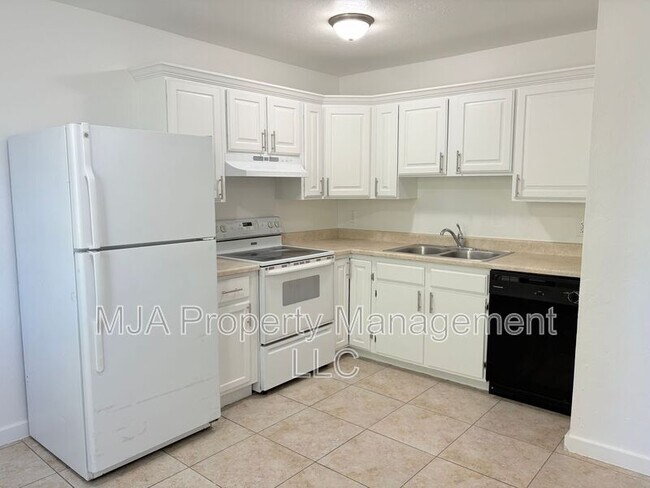 Building Photo - 2523 S Lakecrest Dr