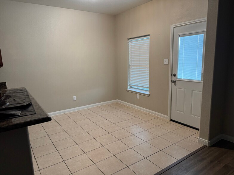 Building Photo - 504 Riverbed Dr